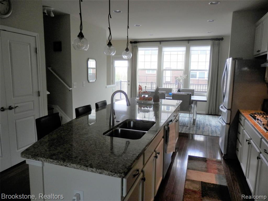 859 Barclay Circle Rochester Hills, MI 48307 - Photo 8 of 36