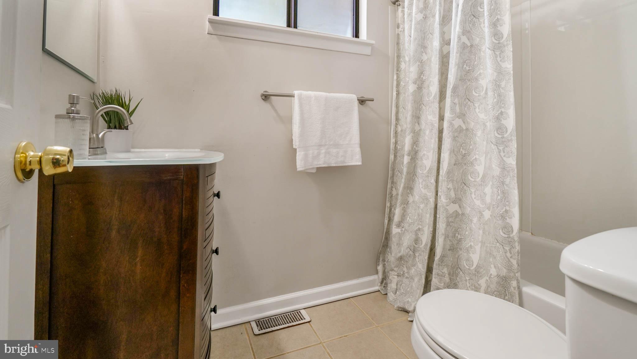 917 Oakleigh Beach Road Baltimore, MD 21222 - Photo 15 of 27 Upstairs full bathroom with tub