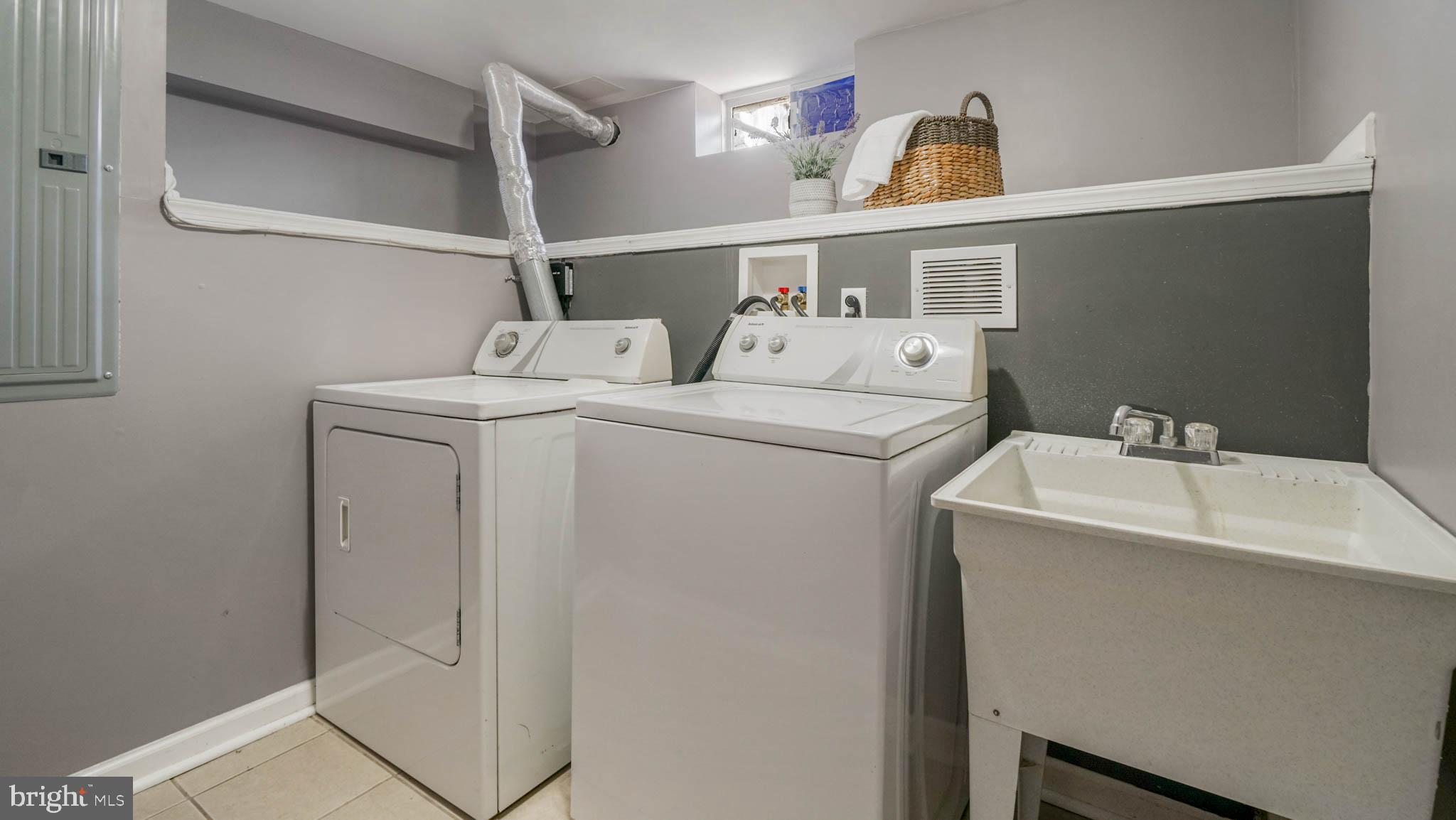 917 Oakleigh Beach Road Baltimore, MD 21222 - Photo 20 of 27 Laundry room with storage and wash sink