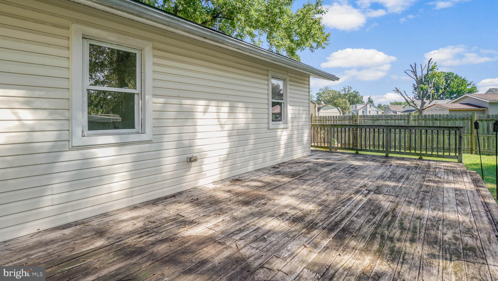 917 Oakleigh Beach Road Baltimore, MD 21222 - Photo 23 of 27 Large platform deck that wraps around to kitchen