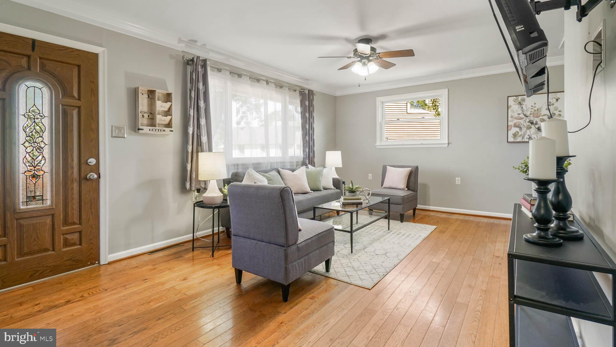917 Oakleigh Beach Road Baltimore, MD 21222 - Photo 5 of 27 Living Room