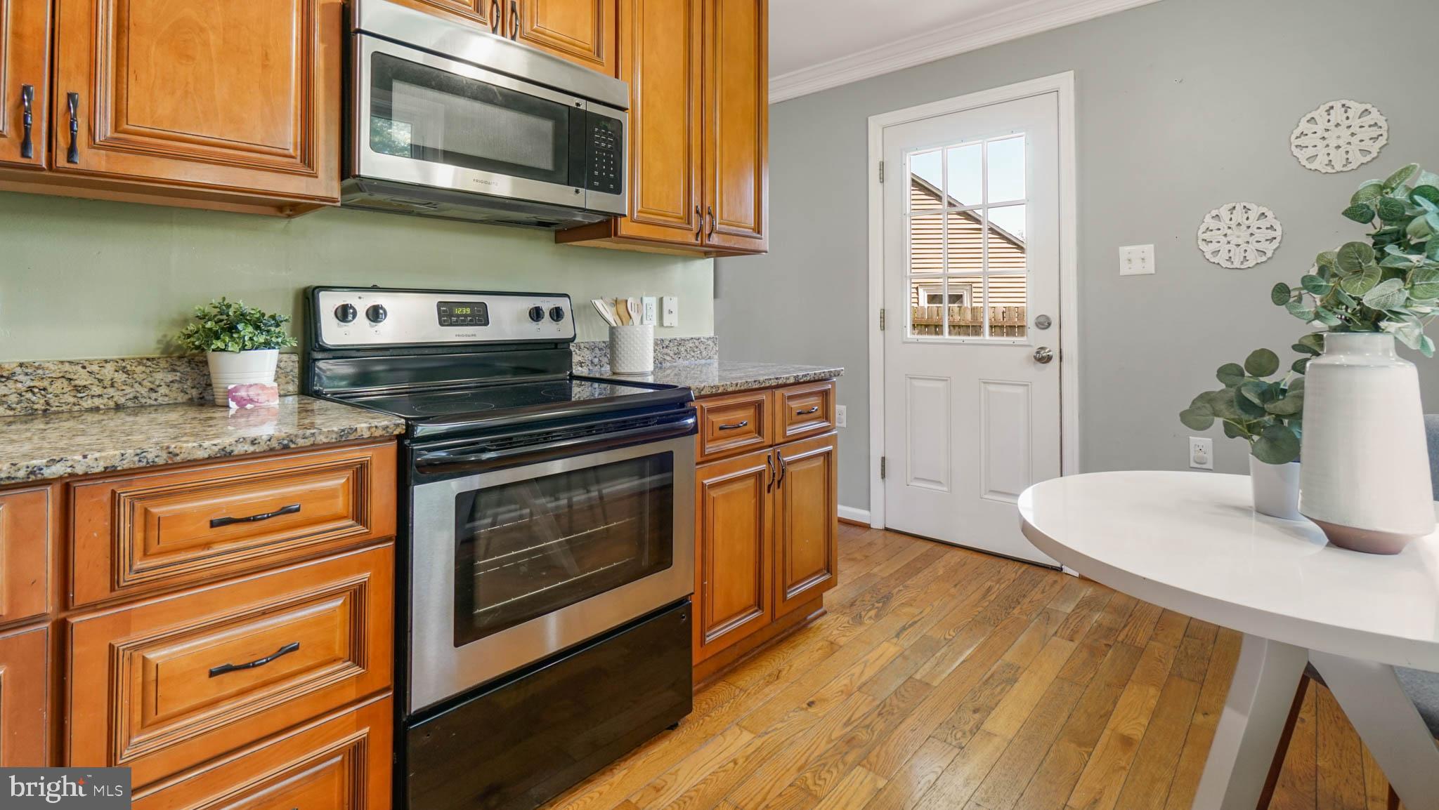 917 Oakleigh Beach Road Baltimore, MD 21222 - Photo 9 of 27 Kitchen and door to backyard