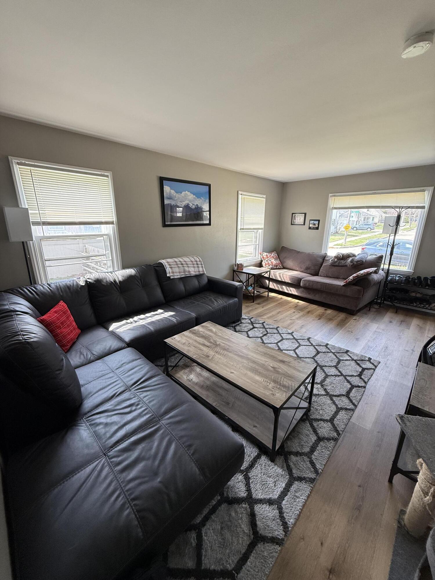 7331 43rd Avenue Kenosha, WI 53142 - Photo 5 of 31 Living room