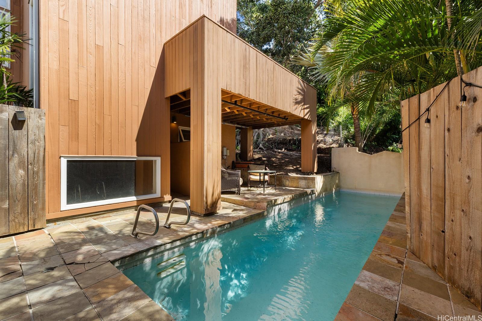 8 Prospect Street Honolulu, HI 96813 - Photo 20 of 25 a view of a patio with table and chairs near a yard