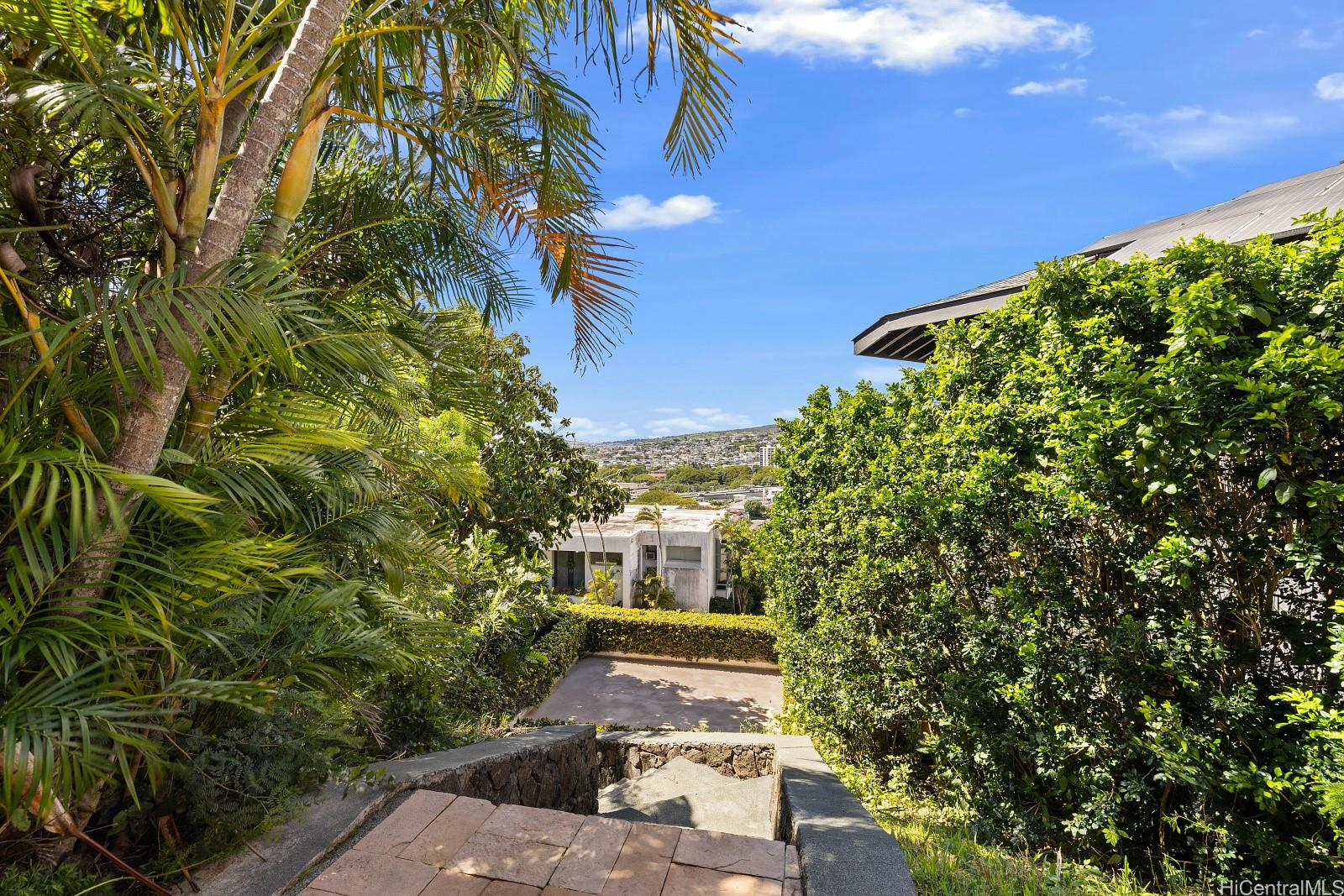 8 Prospect Street Honolulu, HI 96813 - Photo 21 of 25 a view of a back yard
