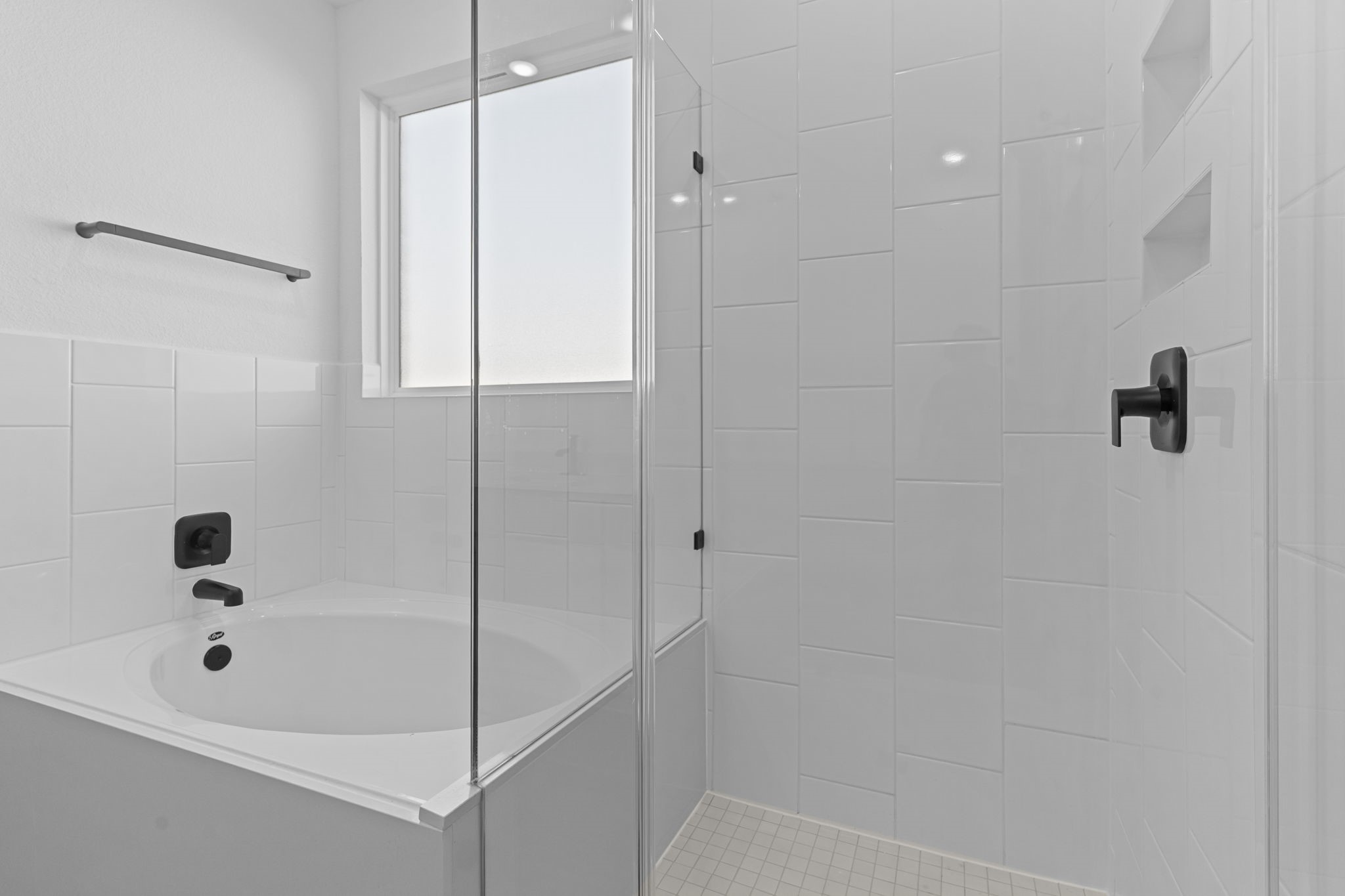 3305 Bolt Rope Drive Texas City, TX 77568 - Photo 13 of 30 a bathroom with a bathtub