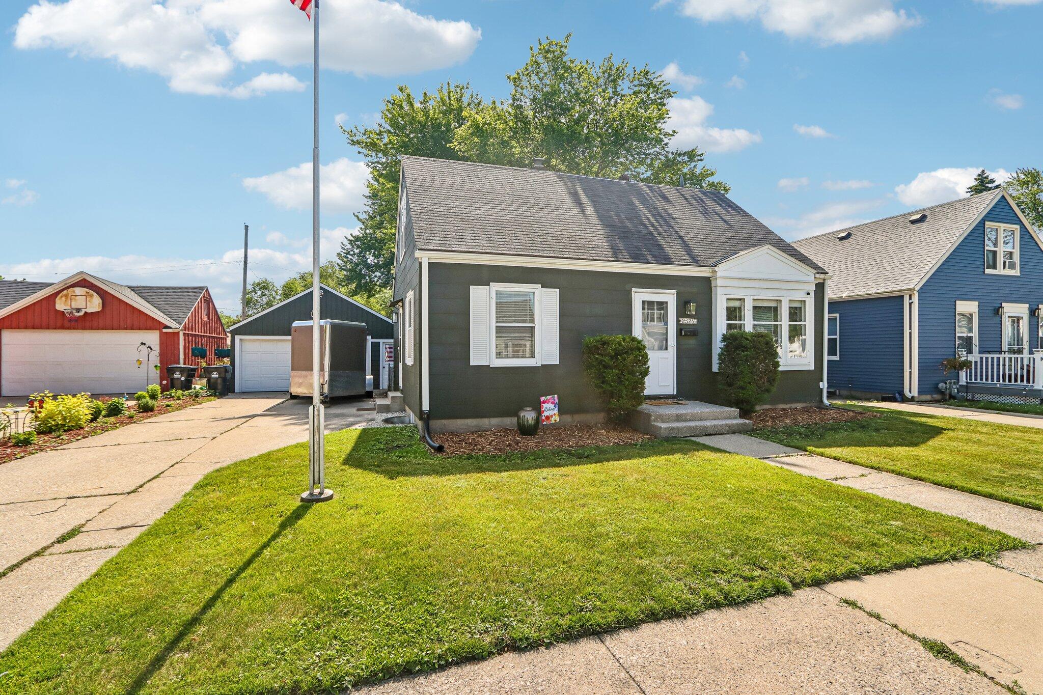 2325 Coolidge Avenue Racine, WI 53403 - Photo 3 of 48 3-web-or-mls-Coolidge Ave-S1106-003
