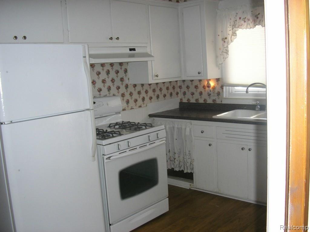 19381 Rensellor Street Livonia, MI 48152 - Photo 4 of 6 P1010479.jpg