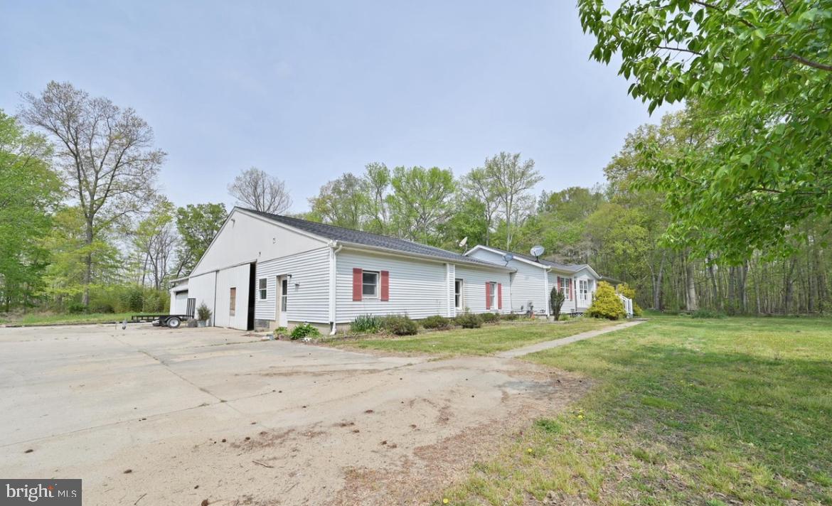 824 Hawks Bridge Road Salem, NJ 08079 - Photo 2 of 10 front view of a house with a yard