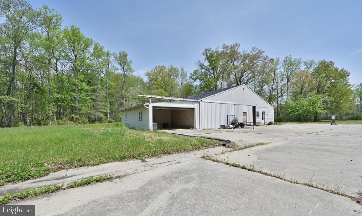 824 Hawks Bridge Road Salem, NJ 08079 - Photo 5 of 10 a view of a house with a yard and garage