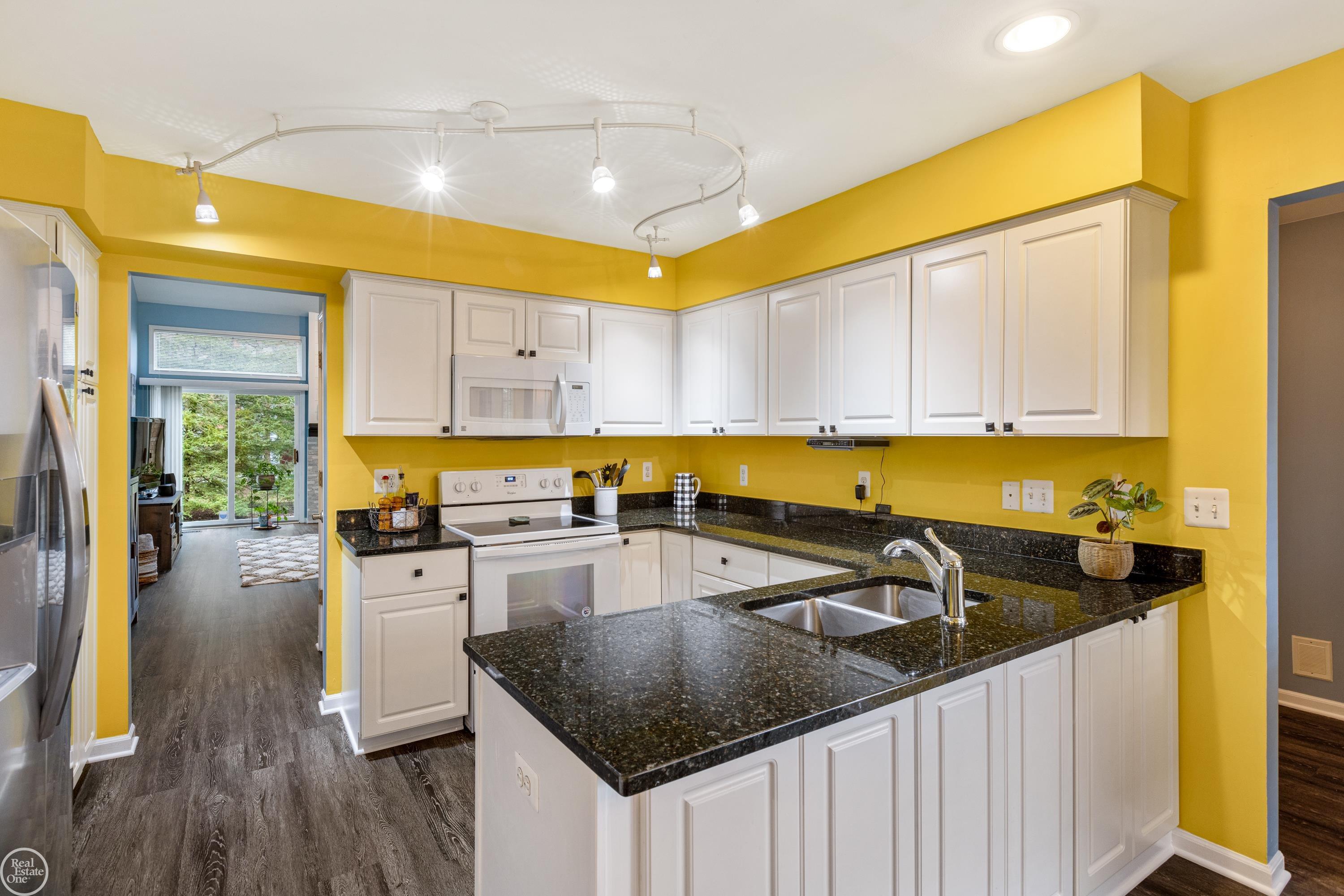 52103 Southview Ridge Macomb, MI 48042 - Photo 9 of 49 50137701-36408c55-3488-4f5d-bf23-3a812e376501.JPG