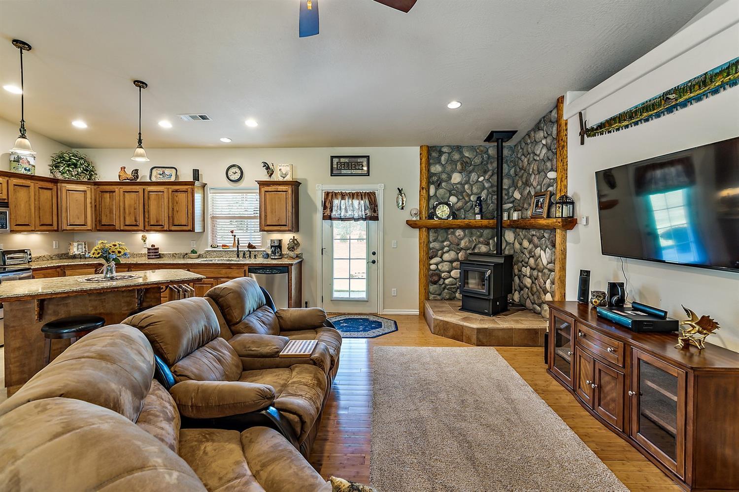 845 Riverbanks Road Grants Pass, OR 97527 - Photo 4 of 28 Great room!