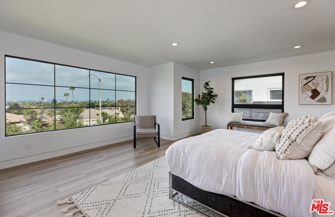 5236 Sanchez Drive Los Angeles, CA 90008 - Photo 18 of 32 a bedroom with a bed and a window