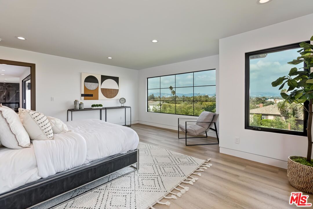 5236 Sanchez Drive Los Angeles, CA 90008 - Photo 19 of 32 a bedroom with a bed and a painting on the wall