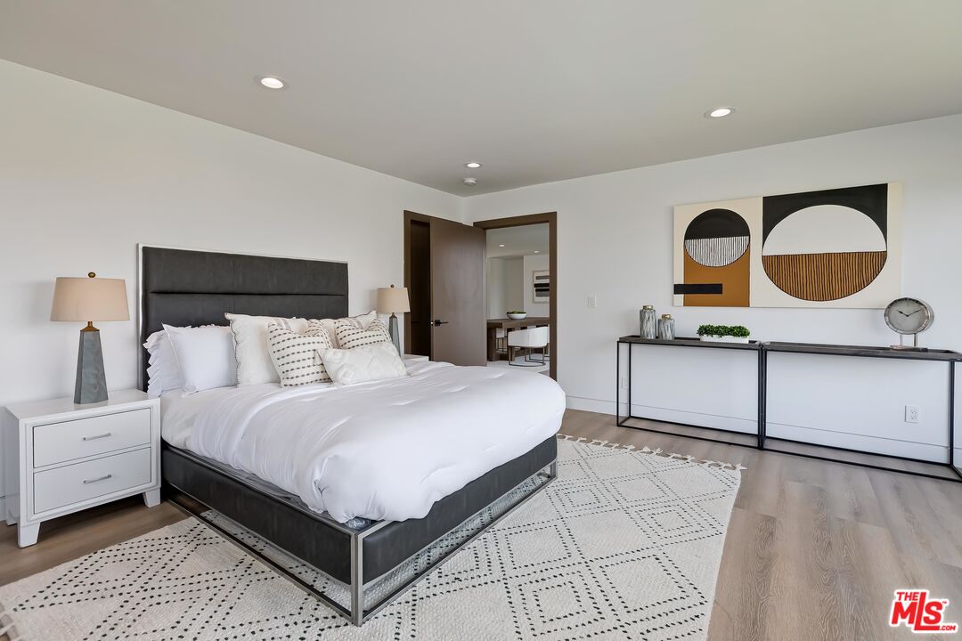 5236 Sanchez Drive Los Angeles, CA 90008 - Photo 20 of 32 a bedroom with a large bed and a dresser