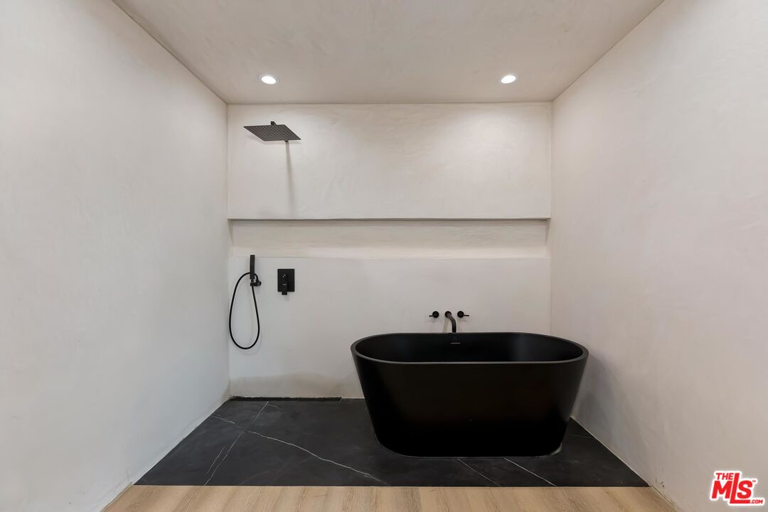 5236 Sanchez Drive Los Angeles, CA 90008 - Photo 23 of 32 a room with a table and a potted plant