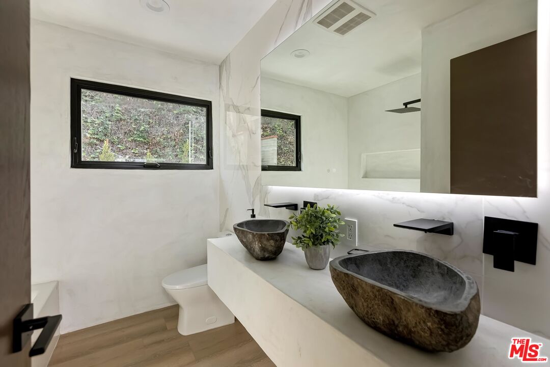 5236 Sanchez Drive Los Angeles, CA 90008 - Photo 27 of 32 a living room with furniture and a potted plant