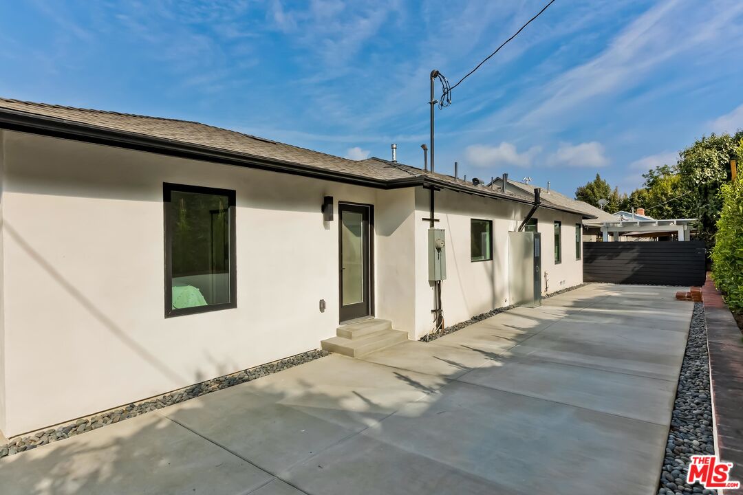 5236 Sanchez Drive Los Angeles, CA 90008 - Photo 28 of 32 a front view of a house with a garage