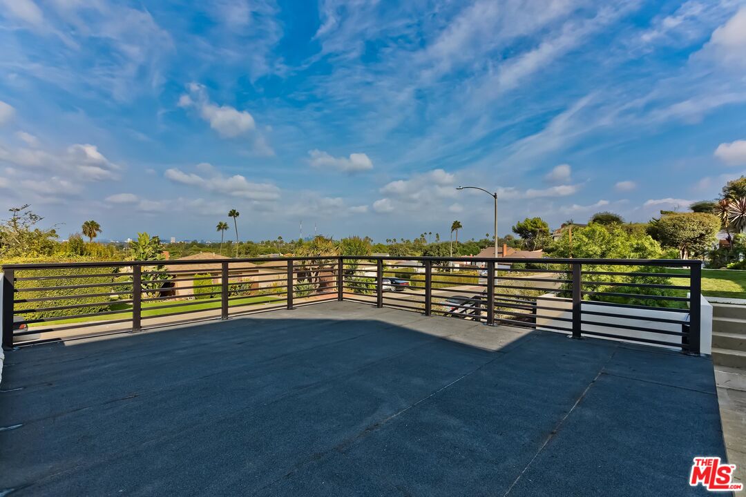 5236 Sanchez Drive Los Angeles, CA 90008 - Photo 29 of 32 a view of a terrace with houses