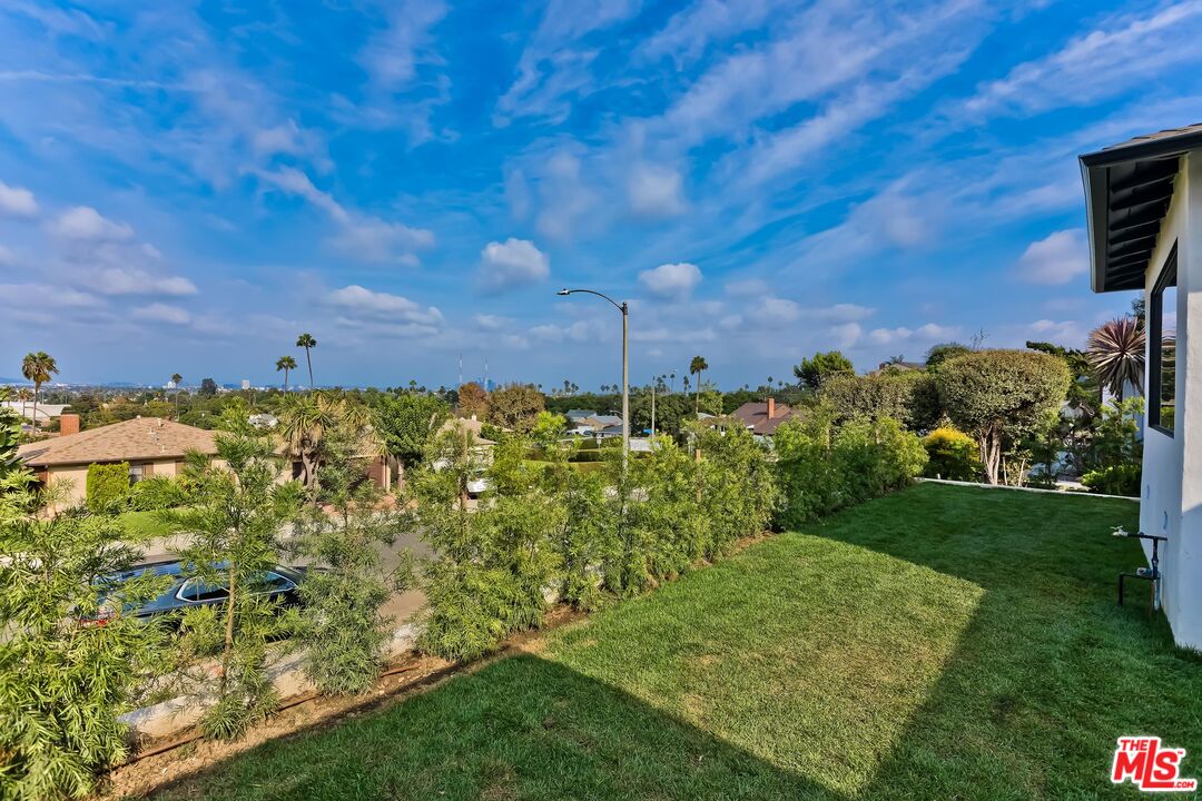 5236 Sanchez Drive Los Angeles, CA 90008 - Photo 3 of 32 a view of a back yard