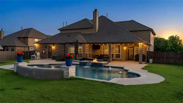 a view of a house with backyard and sitting area