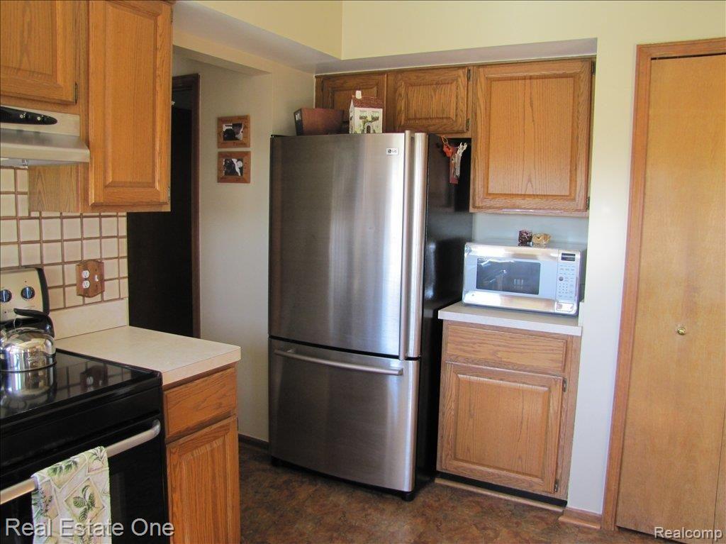 9650 Ridge Top Trail Clarkston, MI 48348 - Photo 10 of 24 Kitchen 2