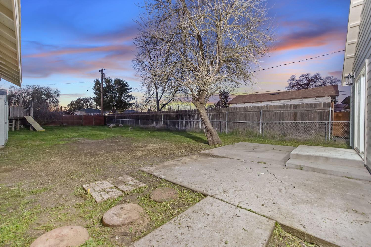 1402 Middleton Street Hanford, CA 93230 - Photo 32 of 40 a backyard of a house with lots of green space