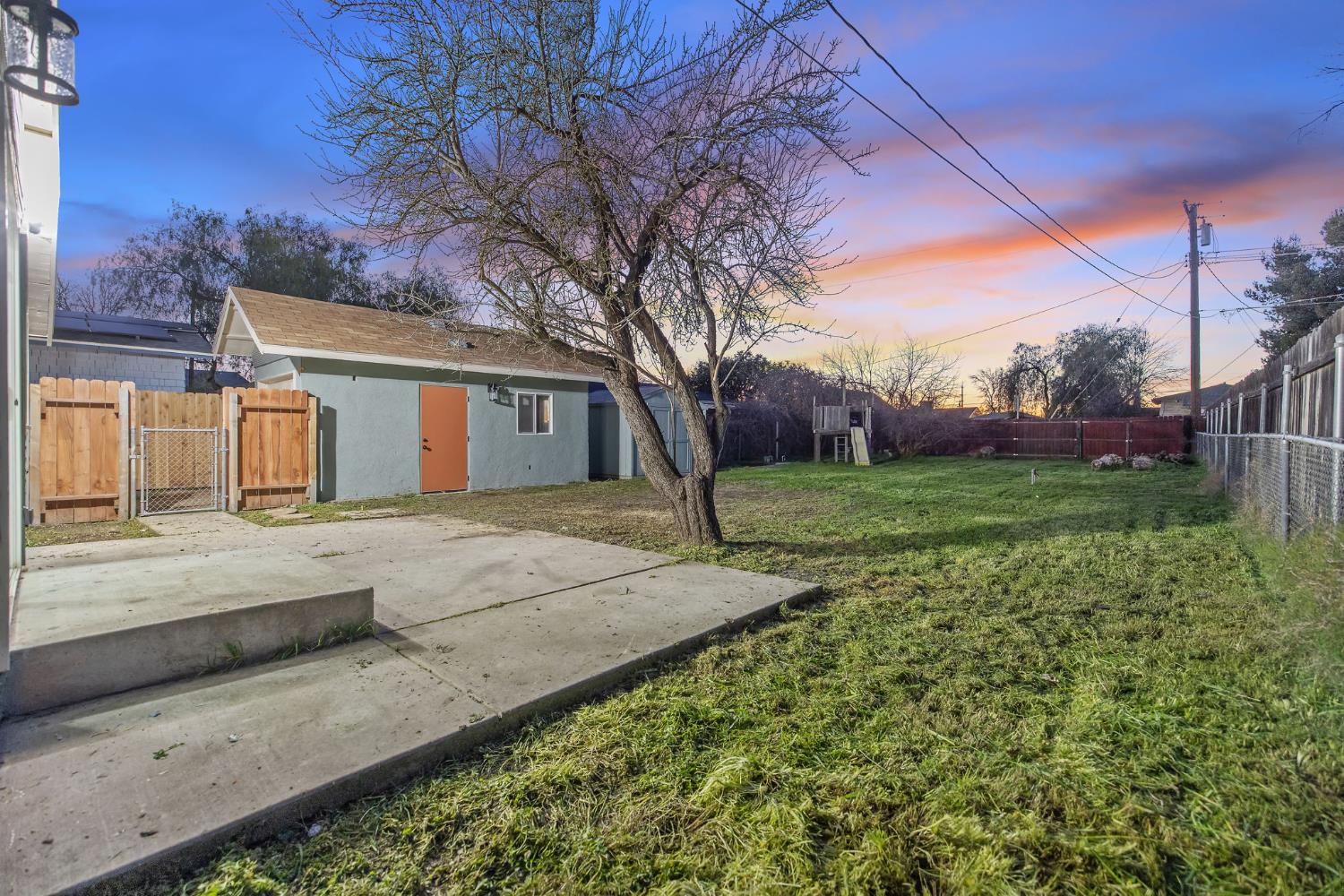 1402 Middleton Street Hanford, CA 93230 - Photo 33 of 40 a view of a yard with potted plants