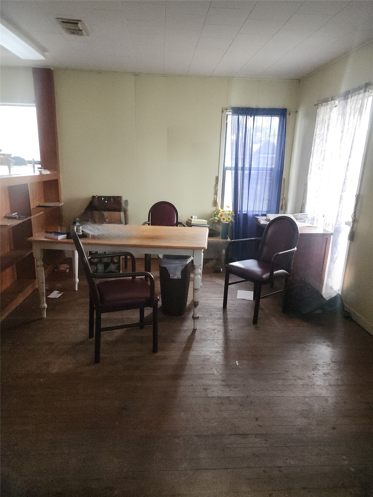 702 Maple Street Yoakum, TX 77995 - Photo 6 of 7 a workspace with furniture and window