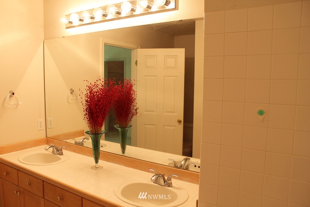9411 177th Place Northeast, Unit 2 Redmond, WA 98052 - Photo 8 of 11