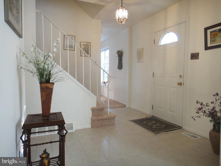 11057 Greiner Road Philadelphia, PA 19116 - Photo 2 of 23 Foyer
