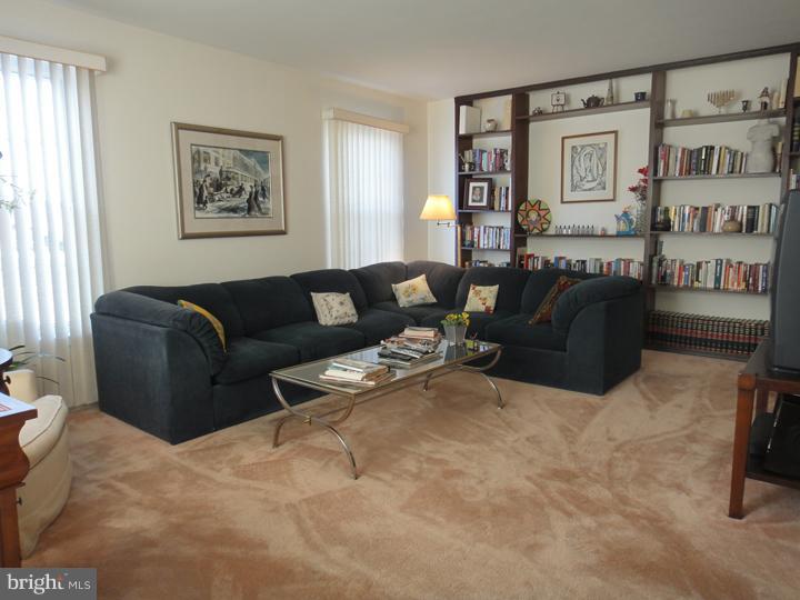 11057 Greiner Road Philadelphia, PA 19116 - Photo 11 of 23 Living Room