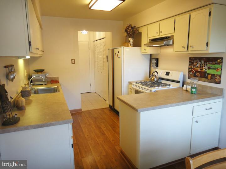 11057 Greiner Road Philadelphia, PA 19116 - Photo 4 of 23 Kitchen