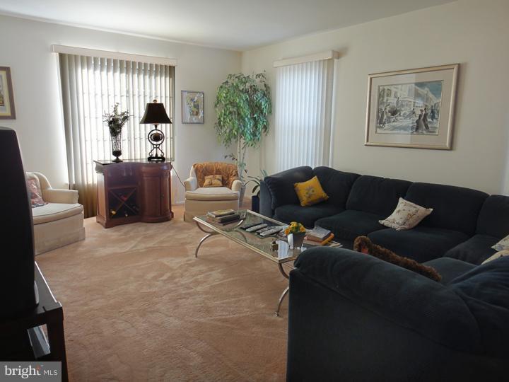 11057 Greiner Road Philadelphia, PA 19116 - Photo 10 of 23 Living Room