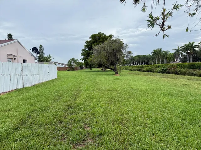 a view of a backyard