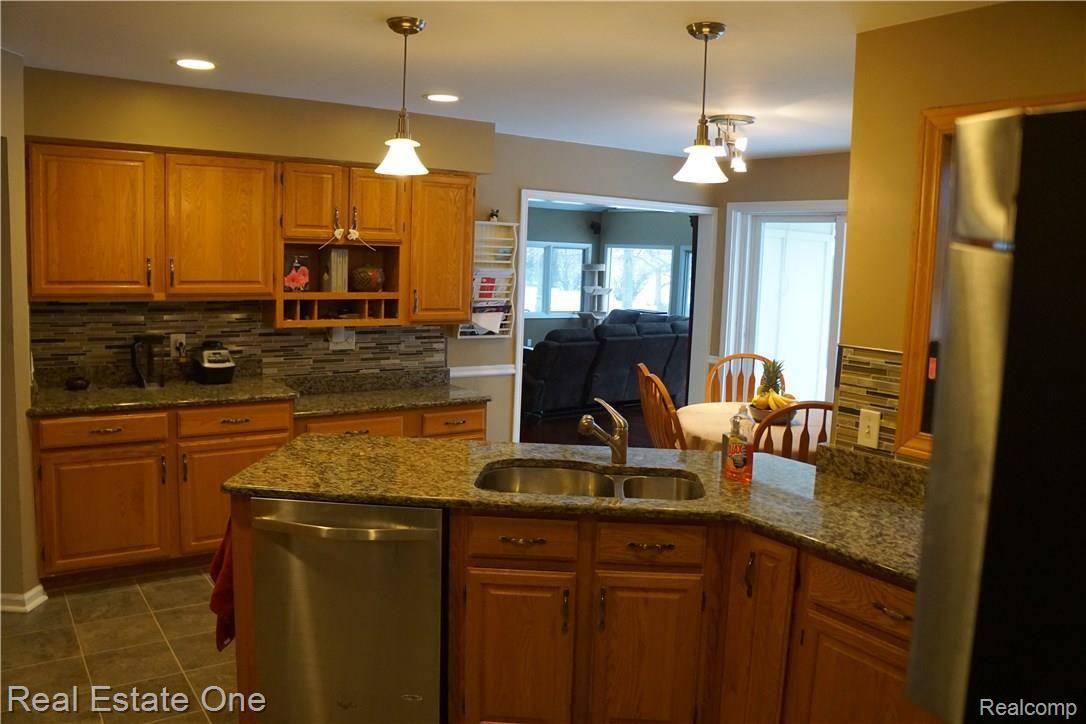 30070 High Valley Road Farmington, MI 48331 - Photo 5 of 70 Granite counters with undermount stainless steel sink