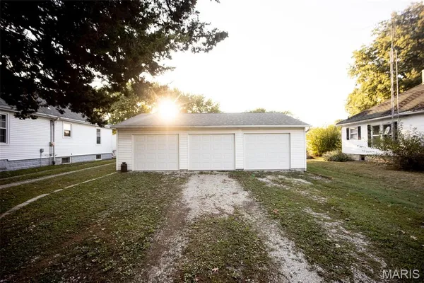 $153,000 | 227 South Montgomery Avenue, Litchfield, IL 62056