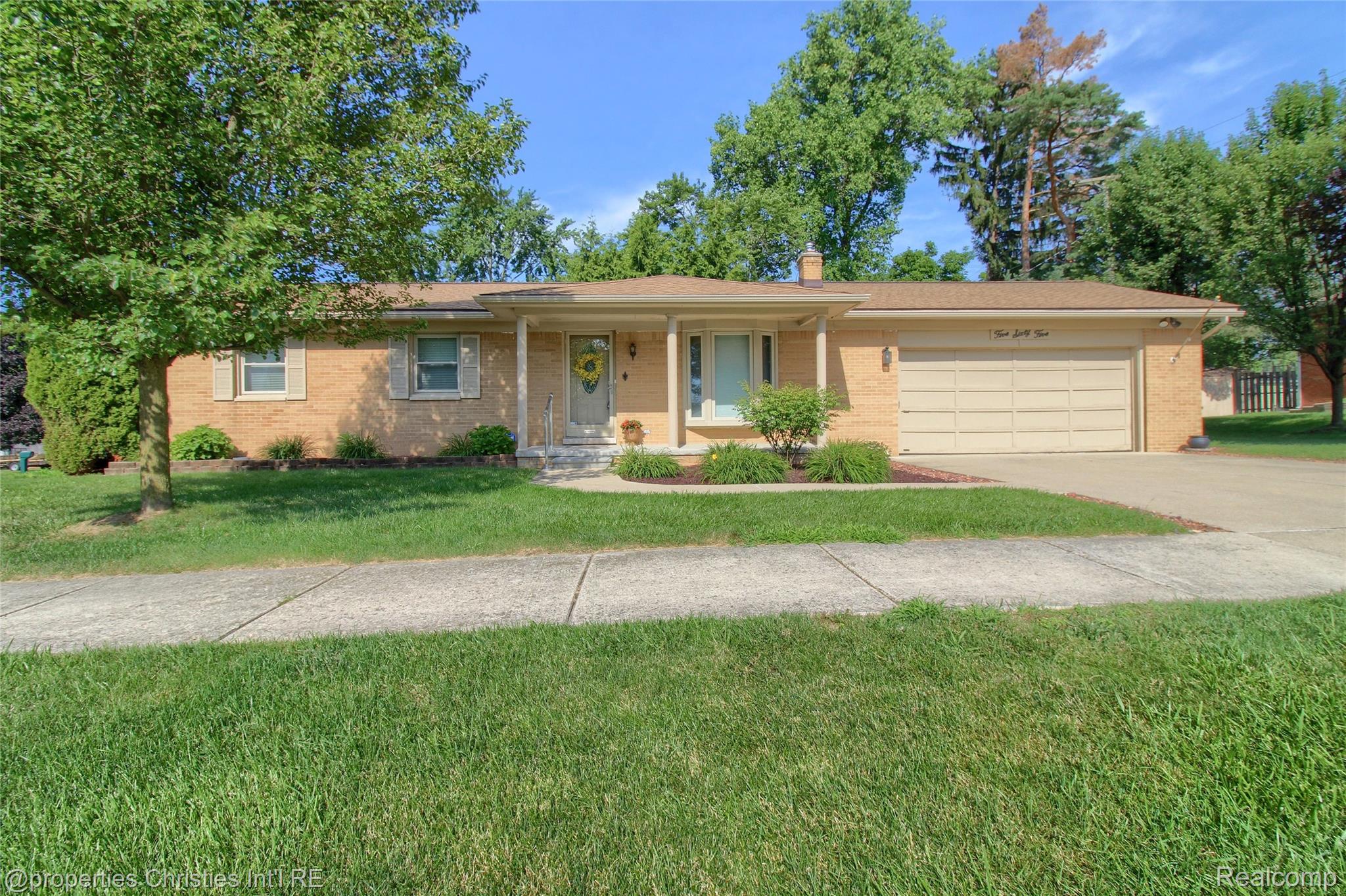 565 Center Ridge South Lyon, MI 48178 - Photo 1 of 37 Welcome to 565 Center Ridge!
