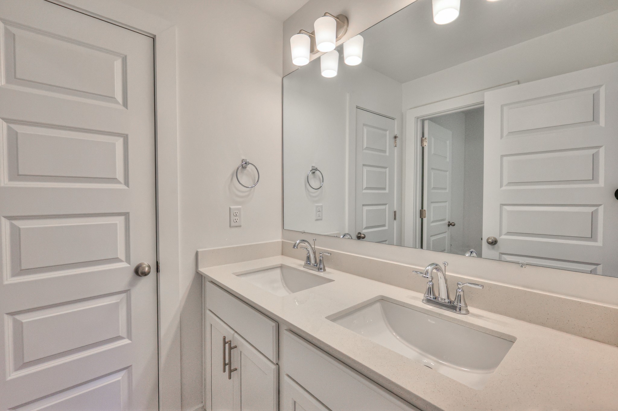 423 Duchess Boulevard Gallatin, TN 37066 - Photo 20 of 41 a bathroom with a sink vanity and a mirror