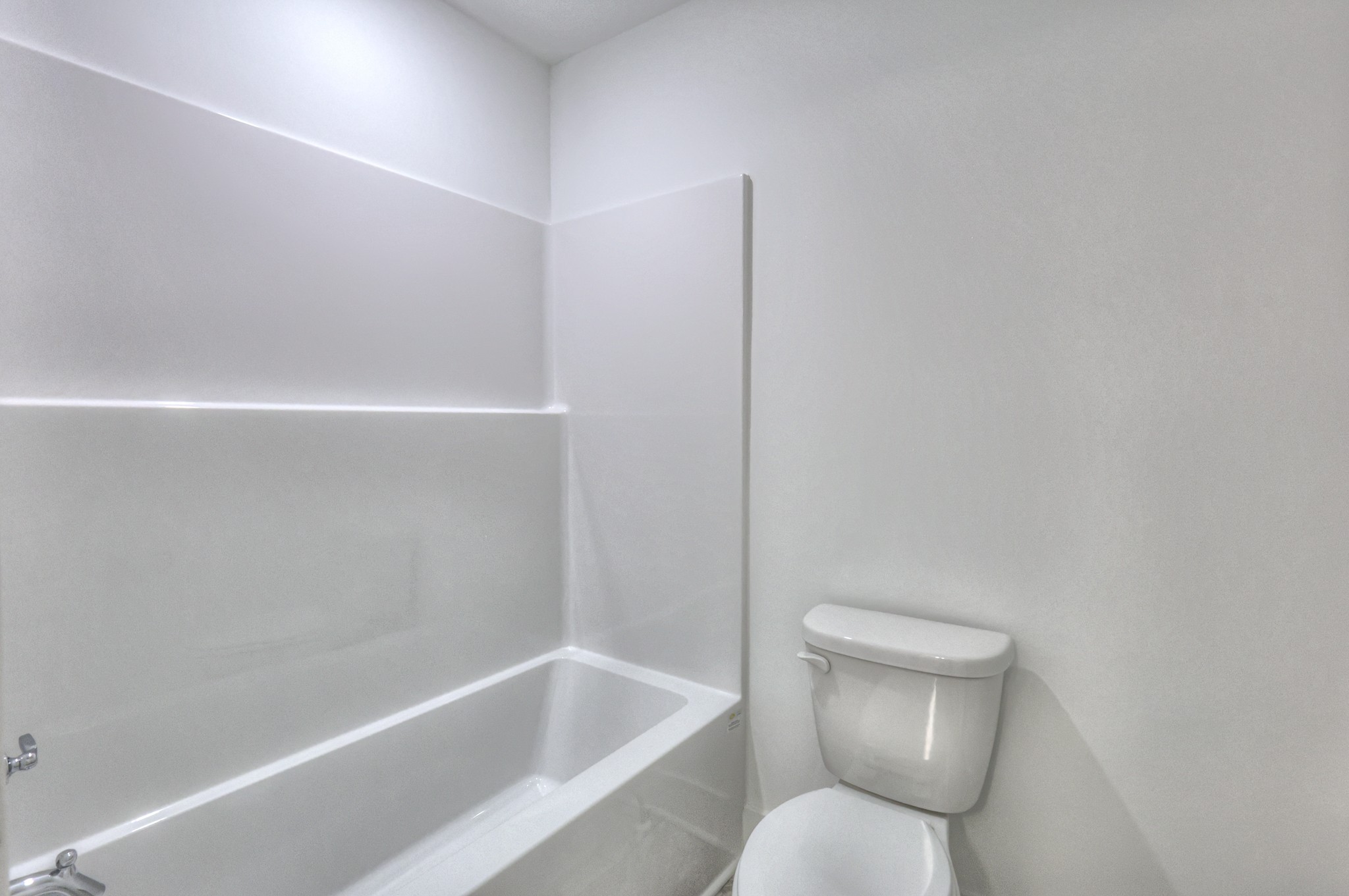 423 Duchess Boulevard Gallatin, TN 37066 - Photo 21 of 41 a bathroom with a toilet and a bathtub