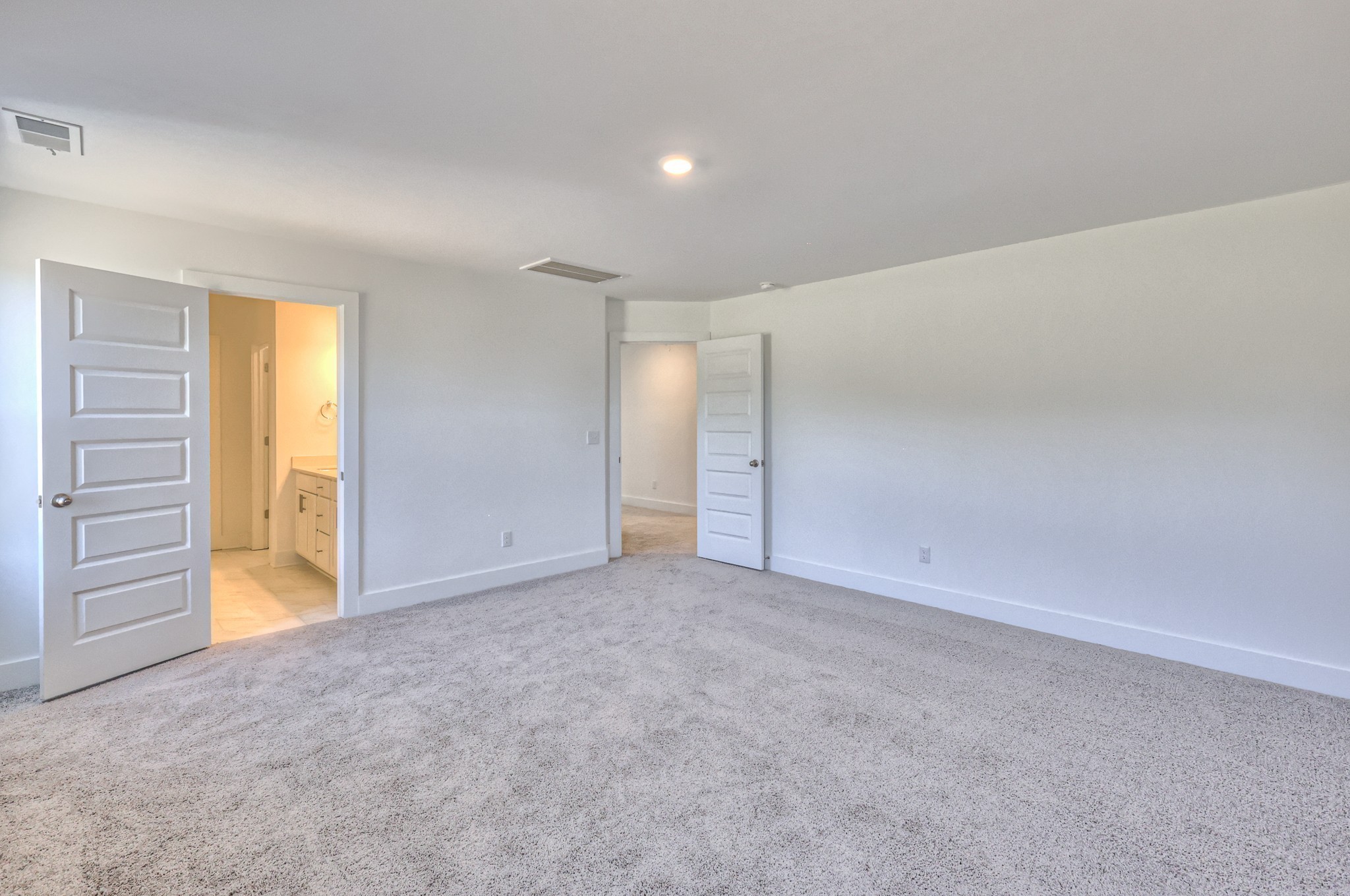 423 Duchess Boulevard Gallatin, TN 37066 - Photo 28 of 41 an empty room with closet and a bathroom