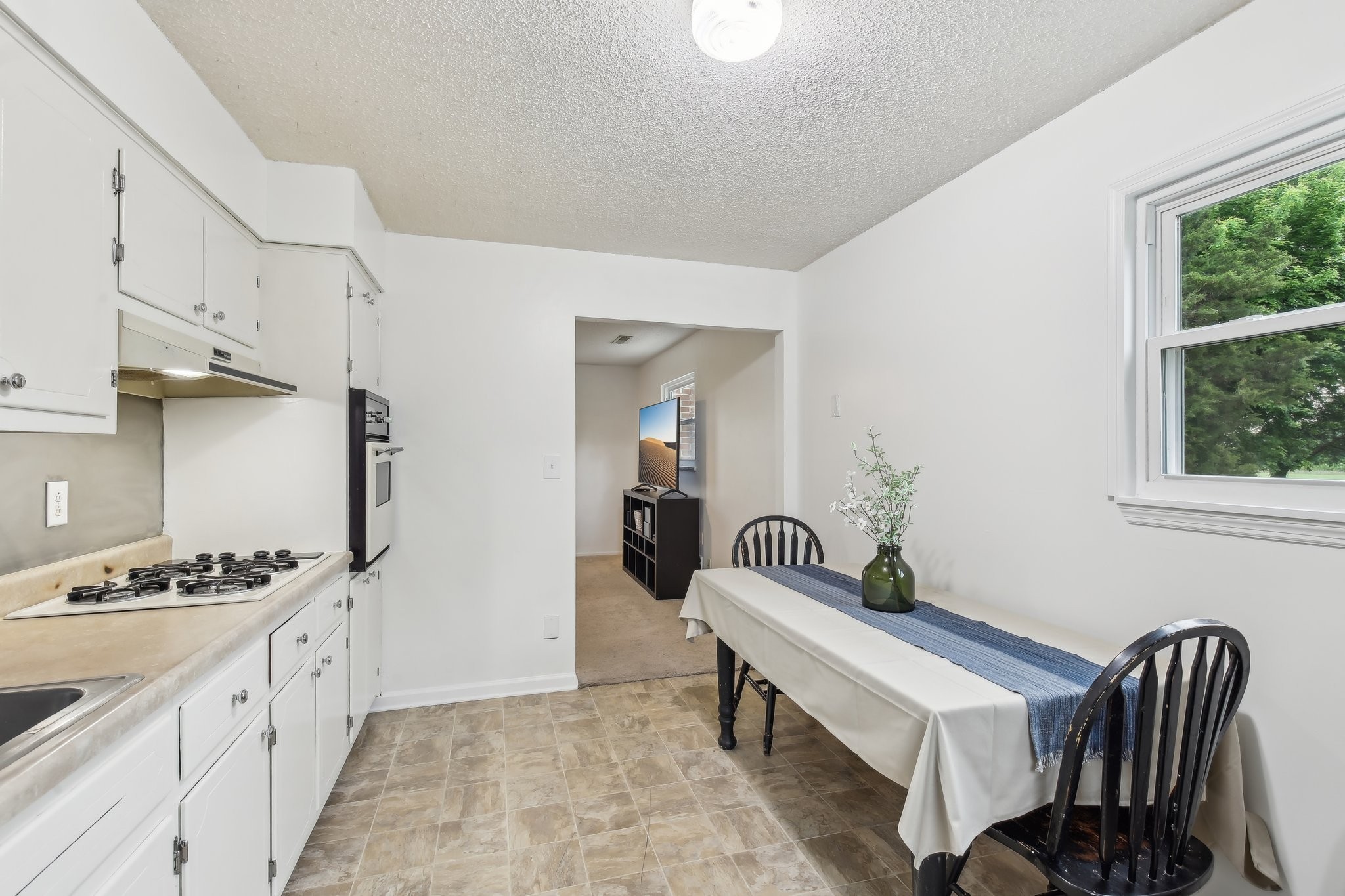 144 Airport Road Clarksville, TN 37042 - Photo 12 of 49 a hallway with a table and chairs