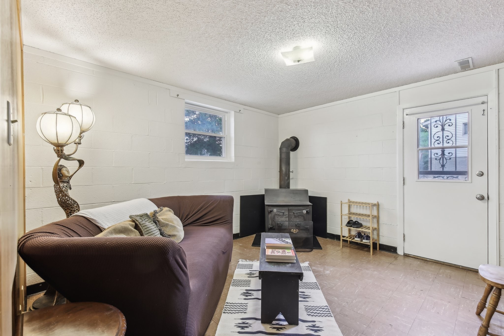 144 Airport Road Clarksville, TN 37042 - Photo 2 of 49 a living room with furniture