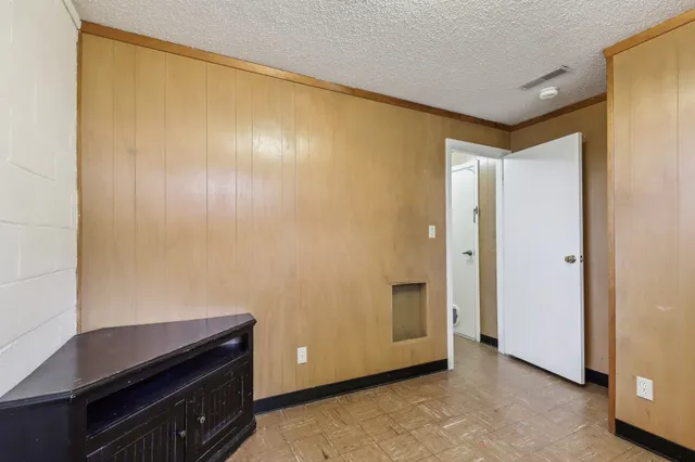 a view of room with a ceiling fan