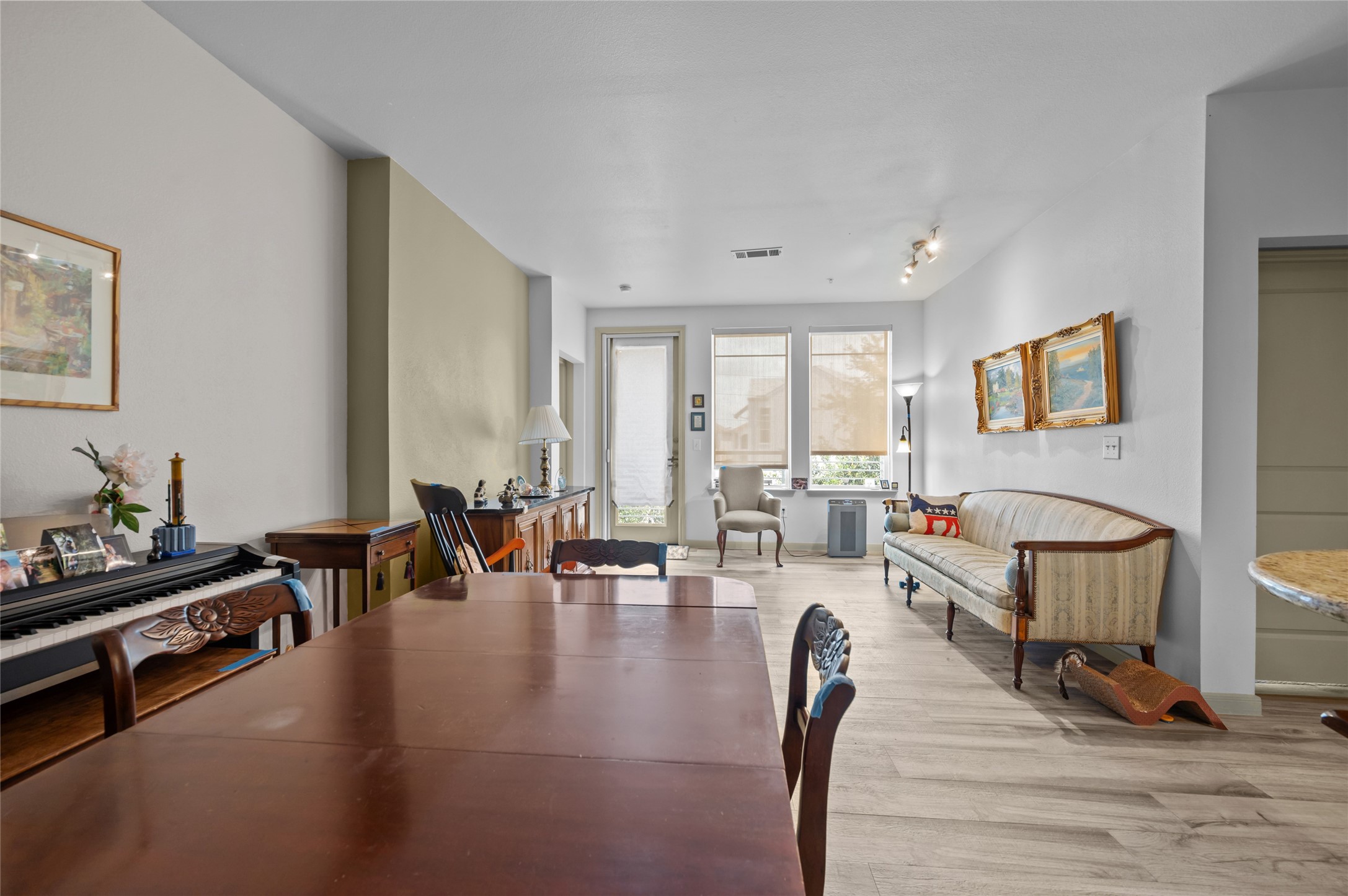 505 Jackson Hill Street, Unit 206 Houston, TX 77007 - Photo 12 of 35 a living room with furniture gym equipment and a large window