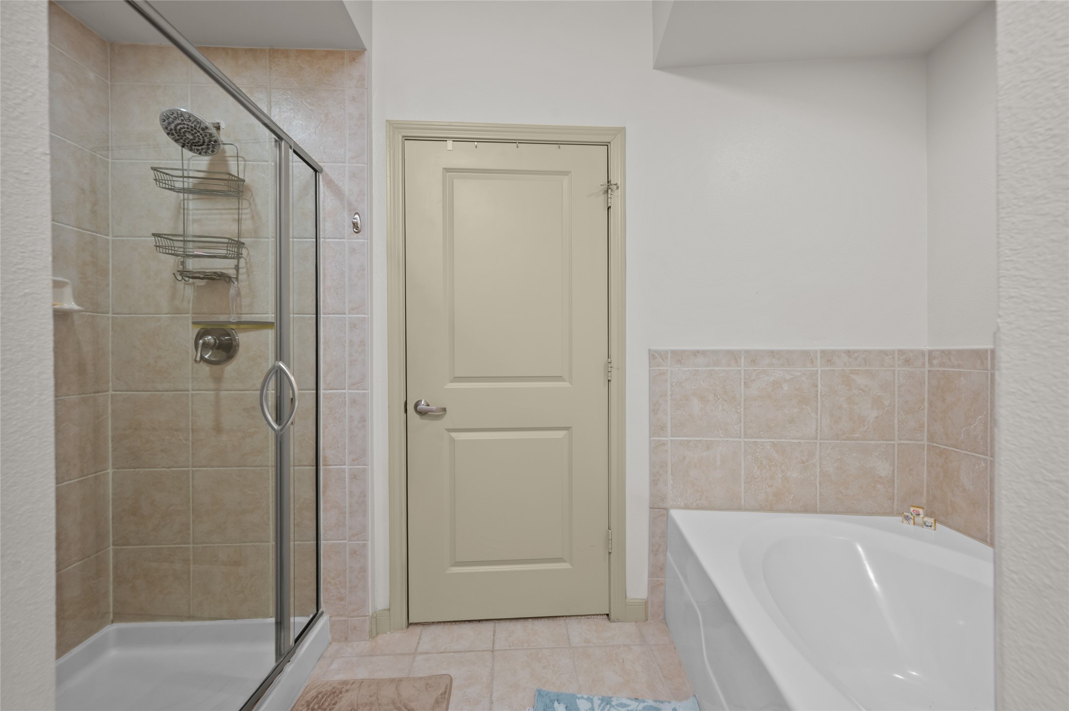 505 Jackson Hill Street, Unit 206 Houston, TX 77007 - Photo 18 of 35 a bathroom with a bathtub and shower