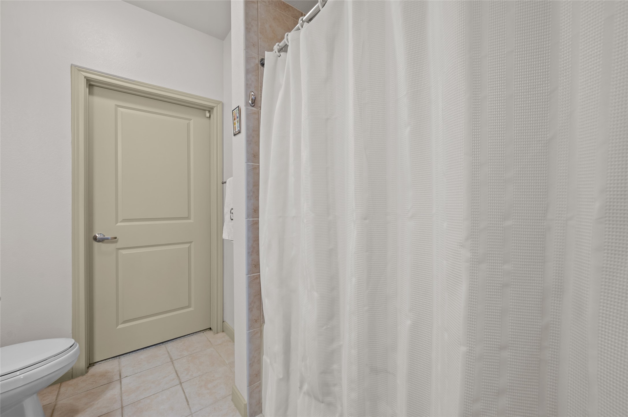 505 Jackson Hill Street, Unit 206 Houston, TX 77007 - Photo 22 of 35 a bathroom with a shower curtain