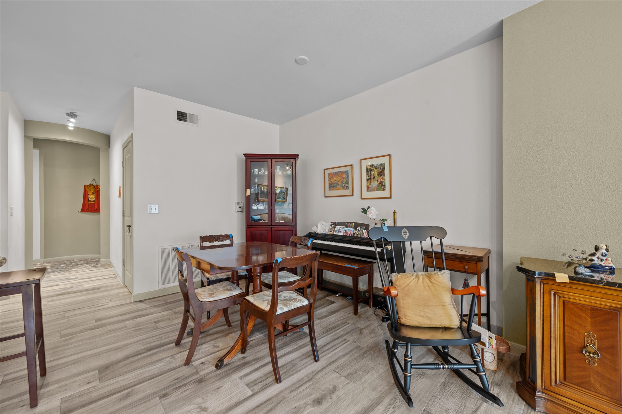 505 Jackson Hill Street, Unit 206 Houston, TX 77007 - Photo 28 of 35 a view of a livingroom with furniture and a window