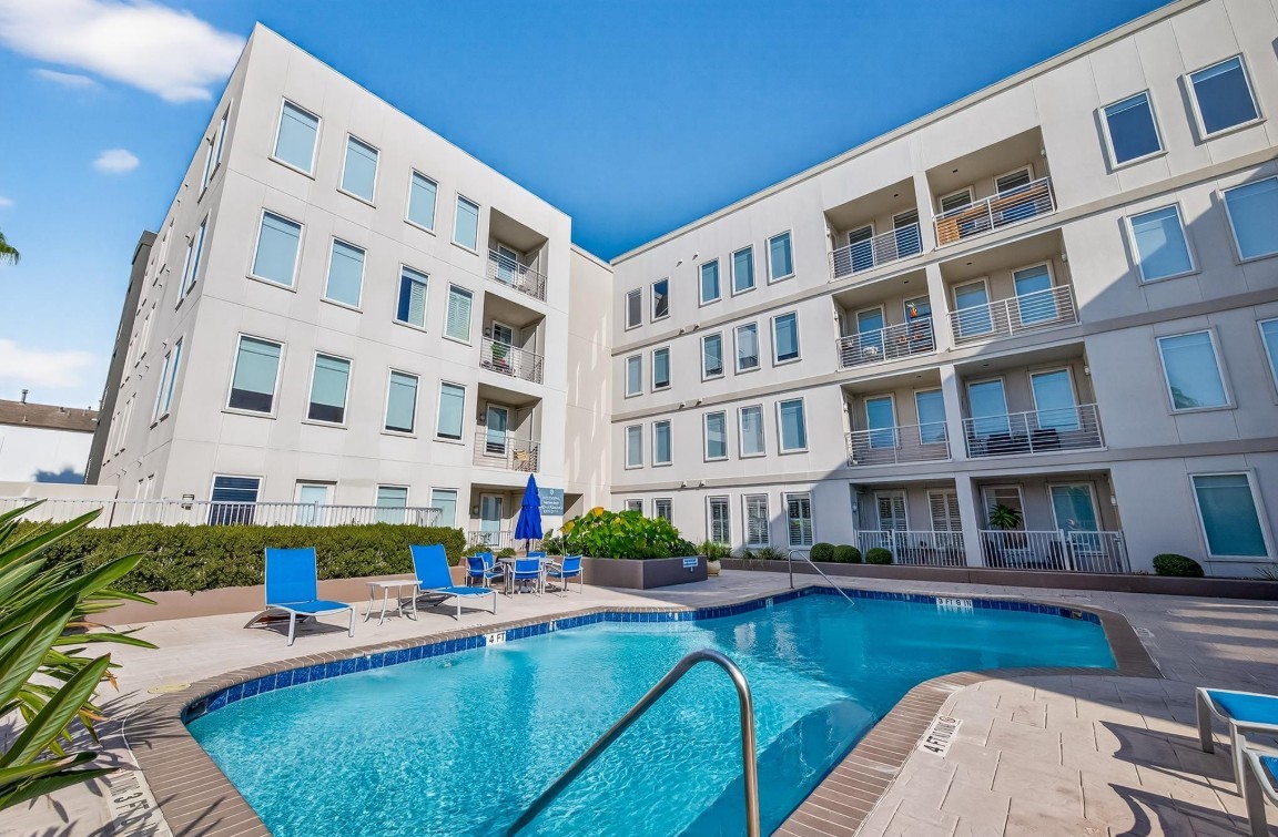 505 Jackson Hill Street, Unit 206 Houston, TX 77007 - Photo 33 of 35 a view of a building with swimming pool