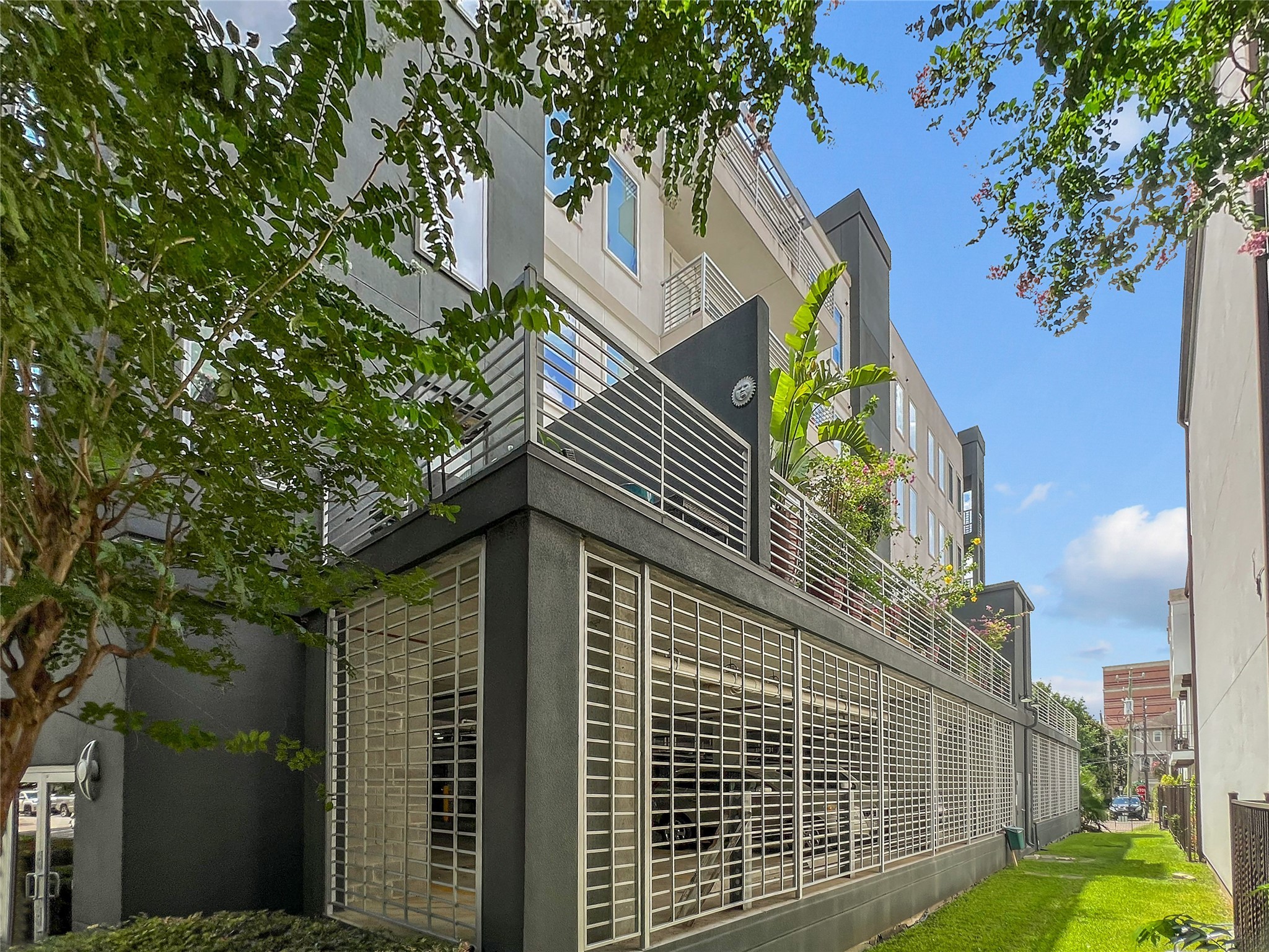 505 Jackson Hill Street, Unit 206 Houston, TX 77007 - Photo 35 of 35 a view of a house with a tree